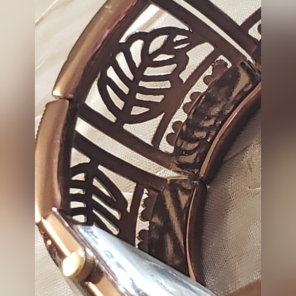 Floral Motifs, a Beautiful Copper Quartz Women's Watch Bracelet . - Picture 9 of 12